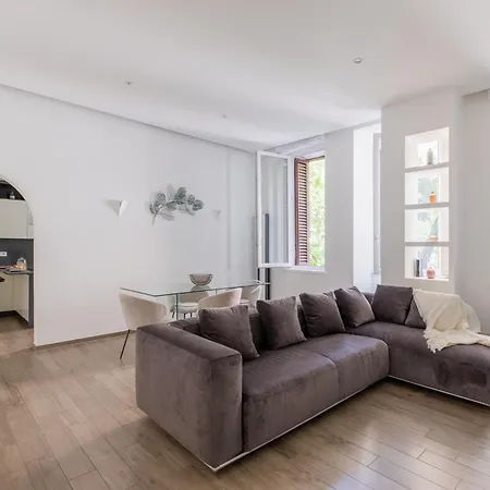 Iflat Sleek & Sunlit Near The Vatican