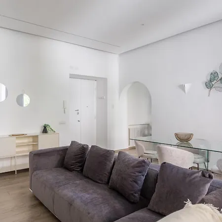 Iflat Sleek & Sunlit Near The Vatican *