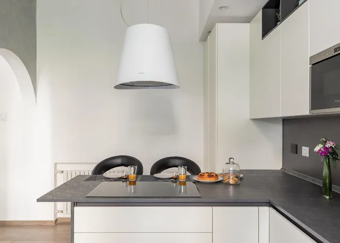 Iflat Sleek & Sunlit Near The Vatican *