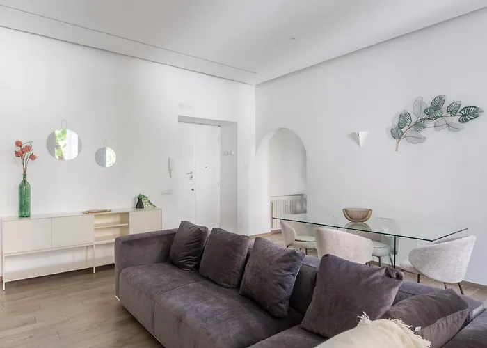 Iflat Sleek & Sunlit Near The Vatican *