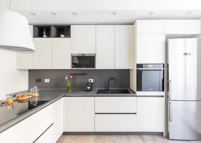 Iflat Sleek & Sunlit Near The Vatican *